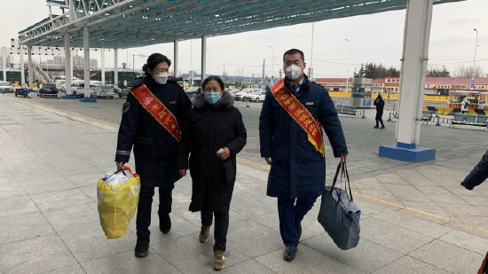 (工作人员帮助乘客搬运行李)