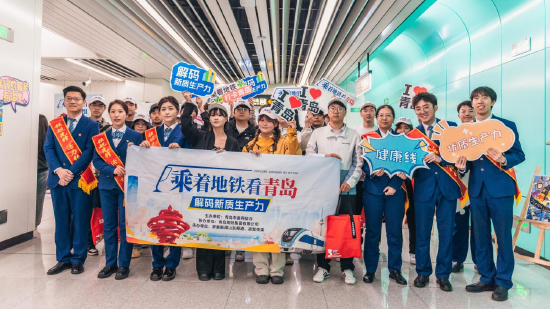 探访团合影留念
