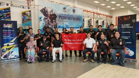 学校教师与马来西亚学员合影