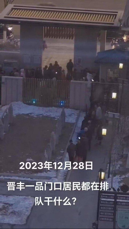 居民排隊領取桶裝水