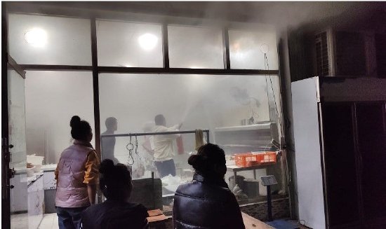 (王京业再次冲进复燃现场灭火)