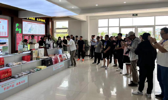 圖片：大V行參觀非遺、手造文創產品