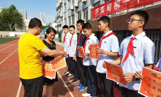 同时,济南甸柳一中还与济南公交二分公司联合开展了"绿色出行,优选