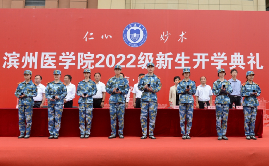 授校徽现场