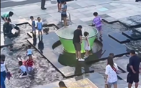 網傳王羲之“洗硯池”內有小孩洗澡 管理方：并非古跡，系噴泉
