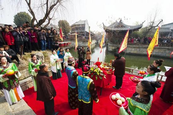 旅游频道 > 正文船民们祈求河神保佑 新的一年风调雨顺  今年台儿庄