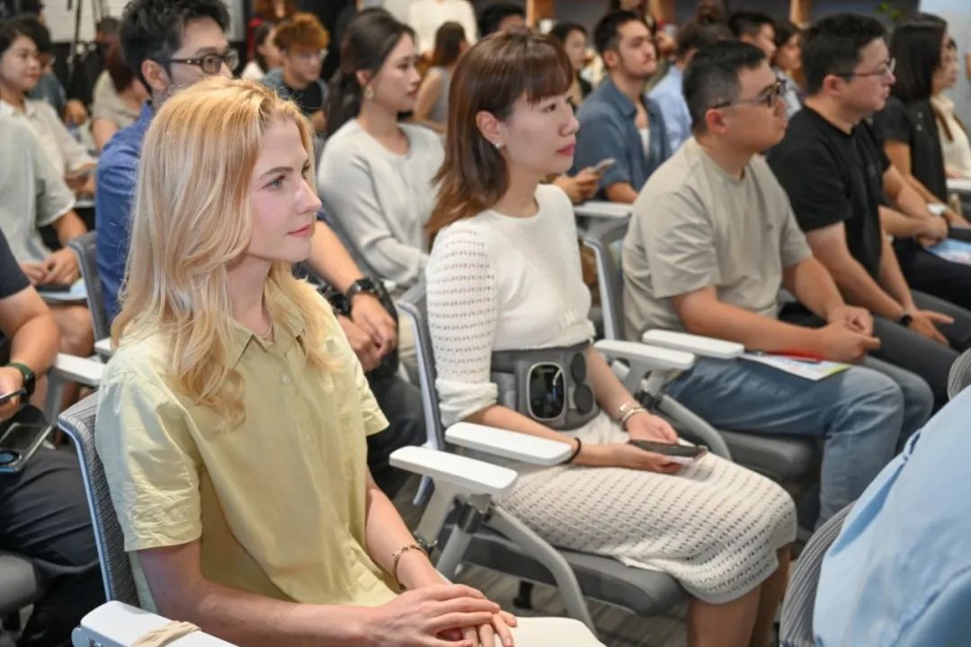 一批来自财经、科技、文化、体育、生活领域的网络名人、洋网红参加活动