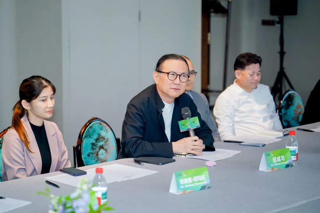 ▲邱威功董事长与企业家们交流