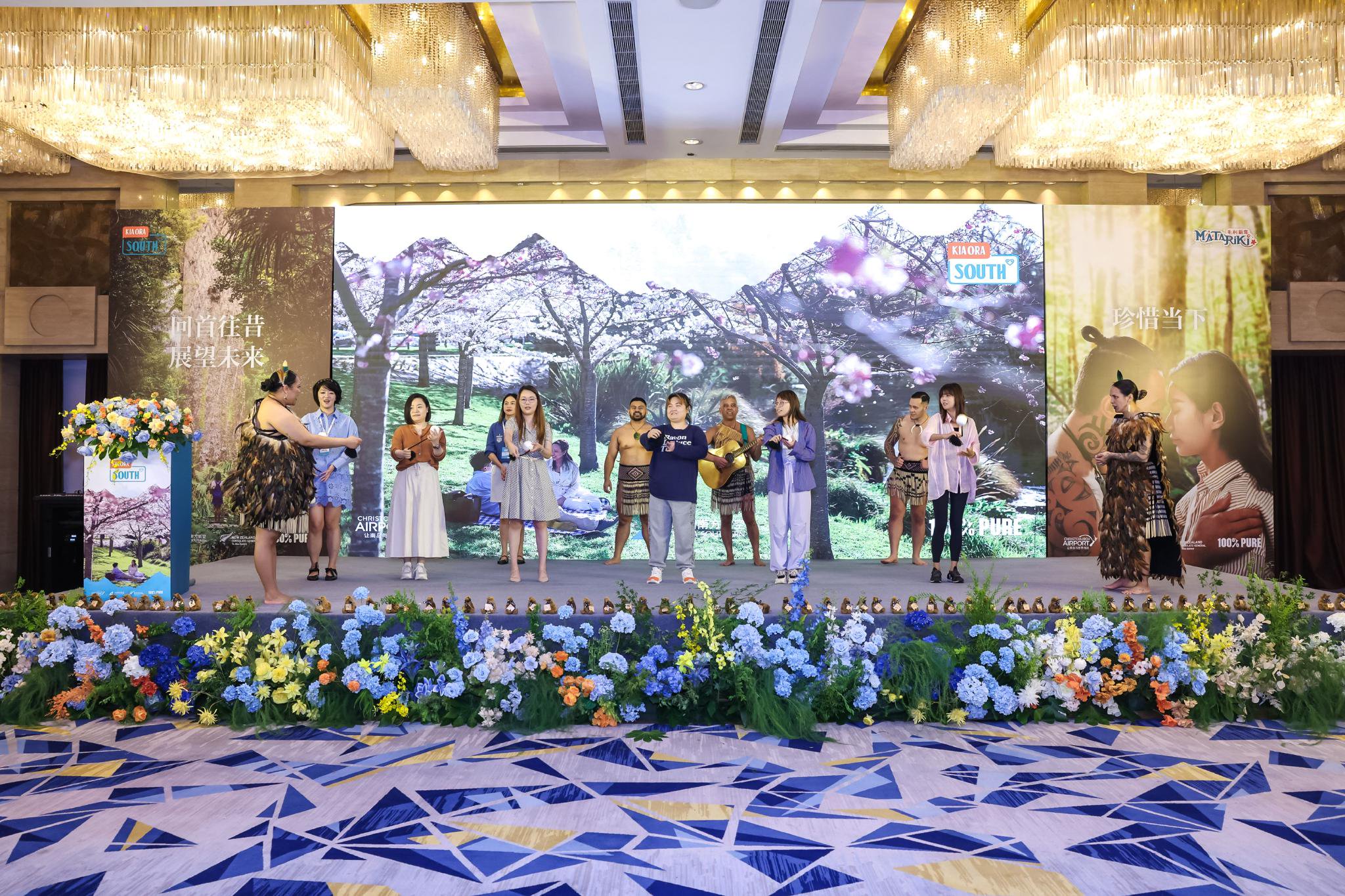 参会者向毛利演员学习了传统的舞蹈动作