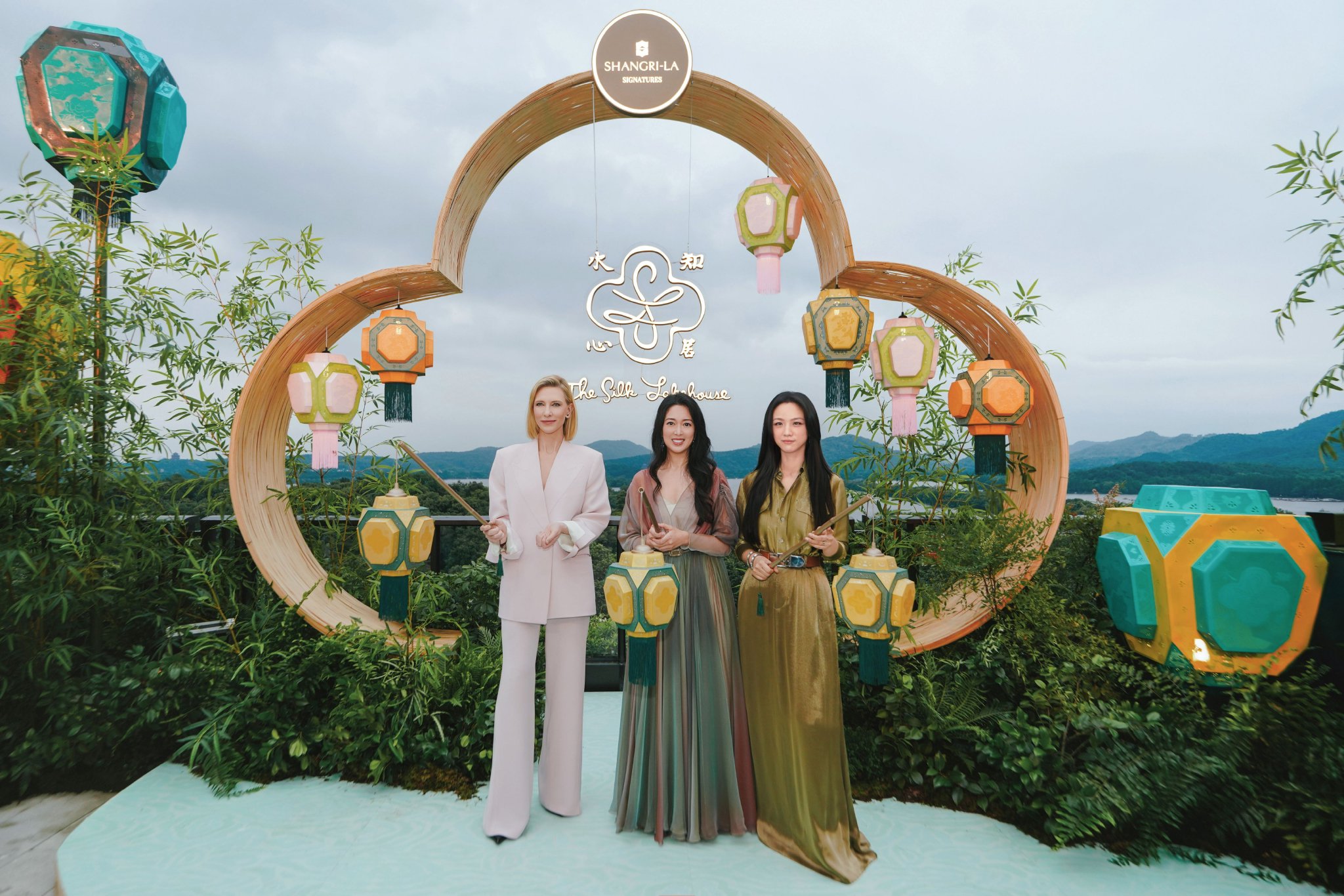 香格里拉集团董事长郭惠光与凯特·布兰切特(Cate Blanchett)、汤唯出席杭州香格里拉饭店·水知心居点灯仪式