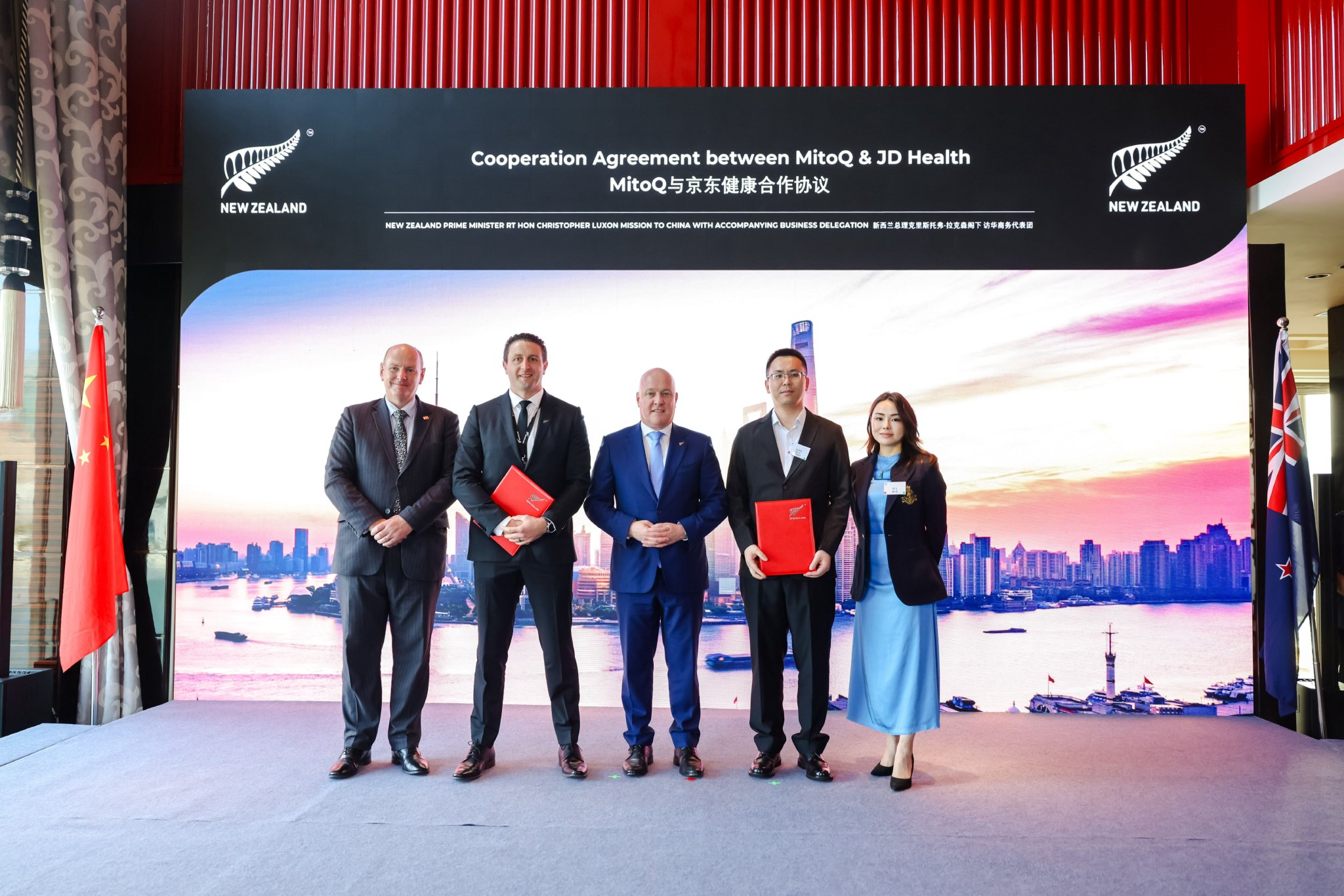 　　（上图从左至右为：新西兰驻华大使乔文博 Jonathan Austin；MitoQ全球CEO Mahara Inglis；新西兰总理Christopher Luxon阁下；京东健康营养保健业务部专科保健业务负责人 屠旭佳；MitoQ中国及亚太区总经理 Zoe Li 李舟怡）