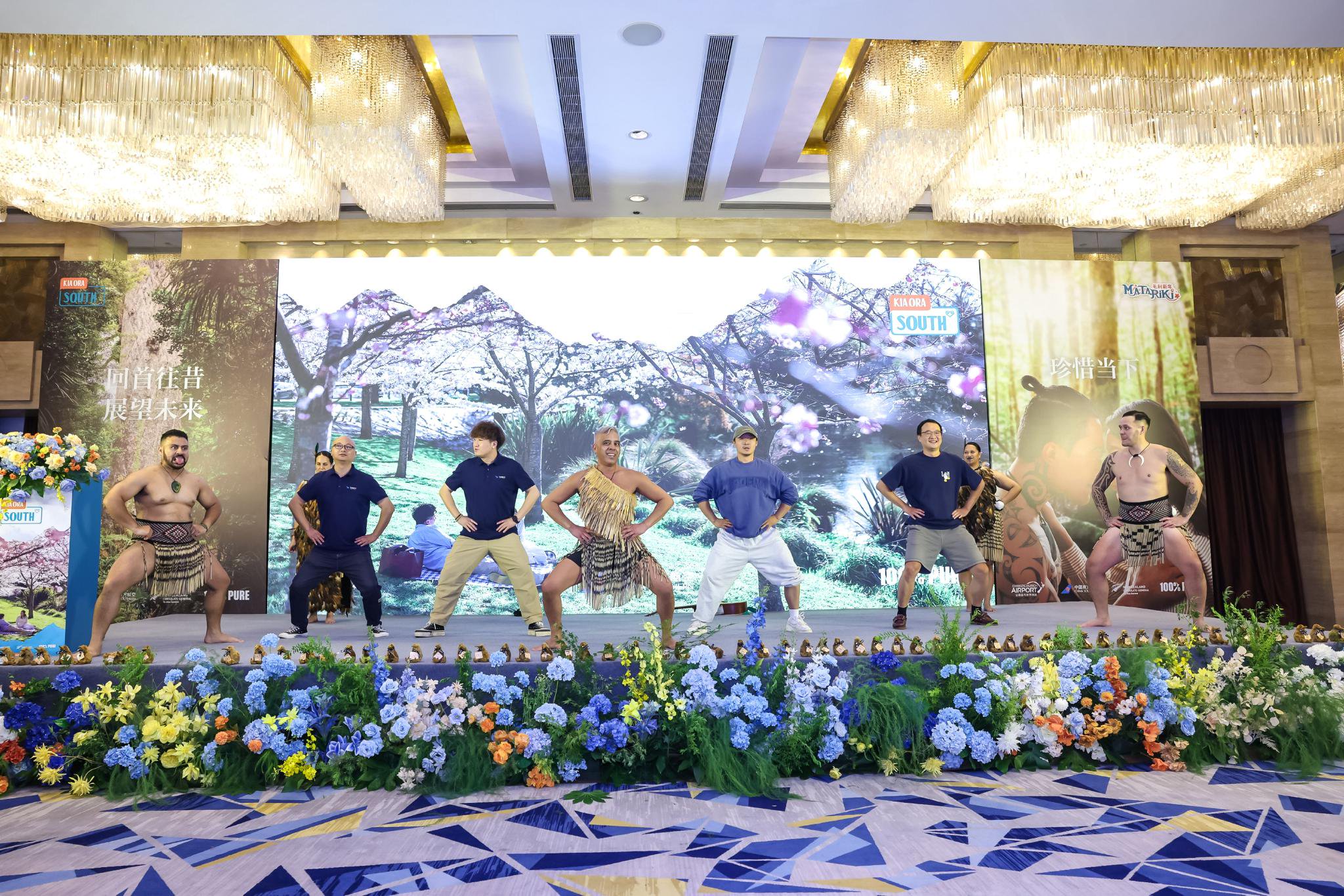 参会者向毛利演员学习了哈卡舞蹈的标准动作