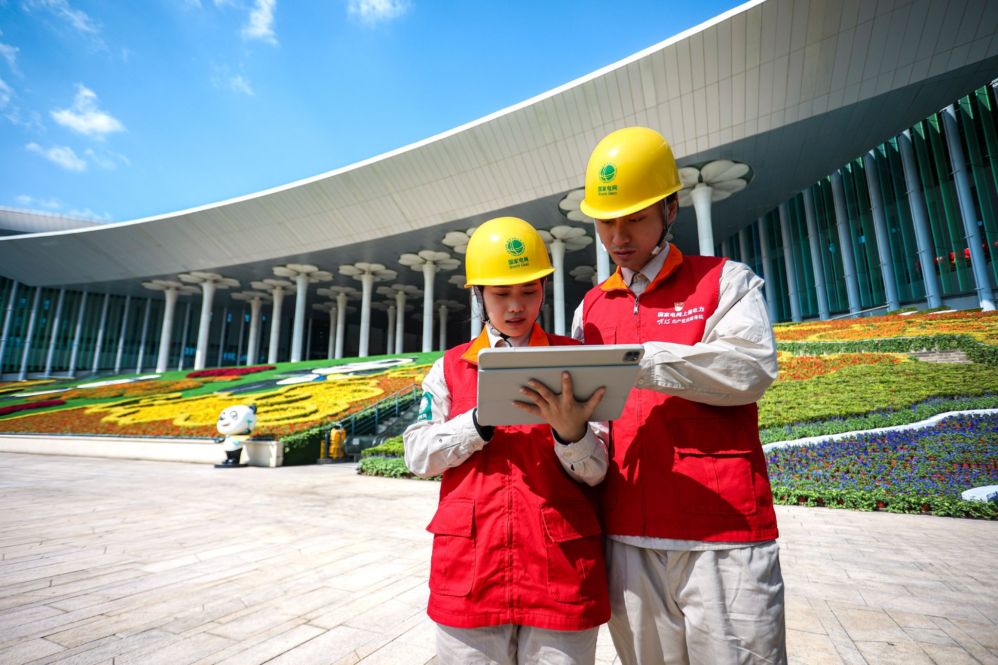 国网上海青浦供电公司客户经理在国家会展中心南广场检查用电设备运行情况。