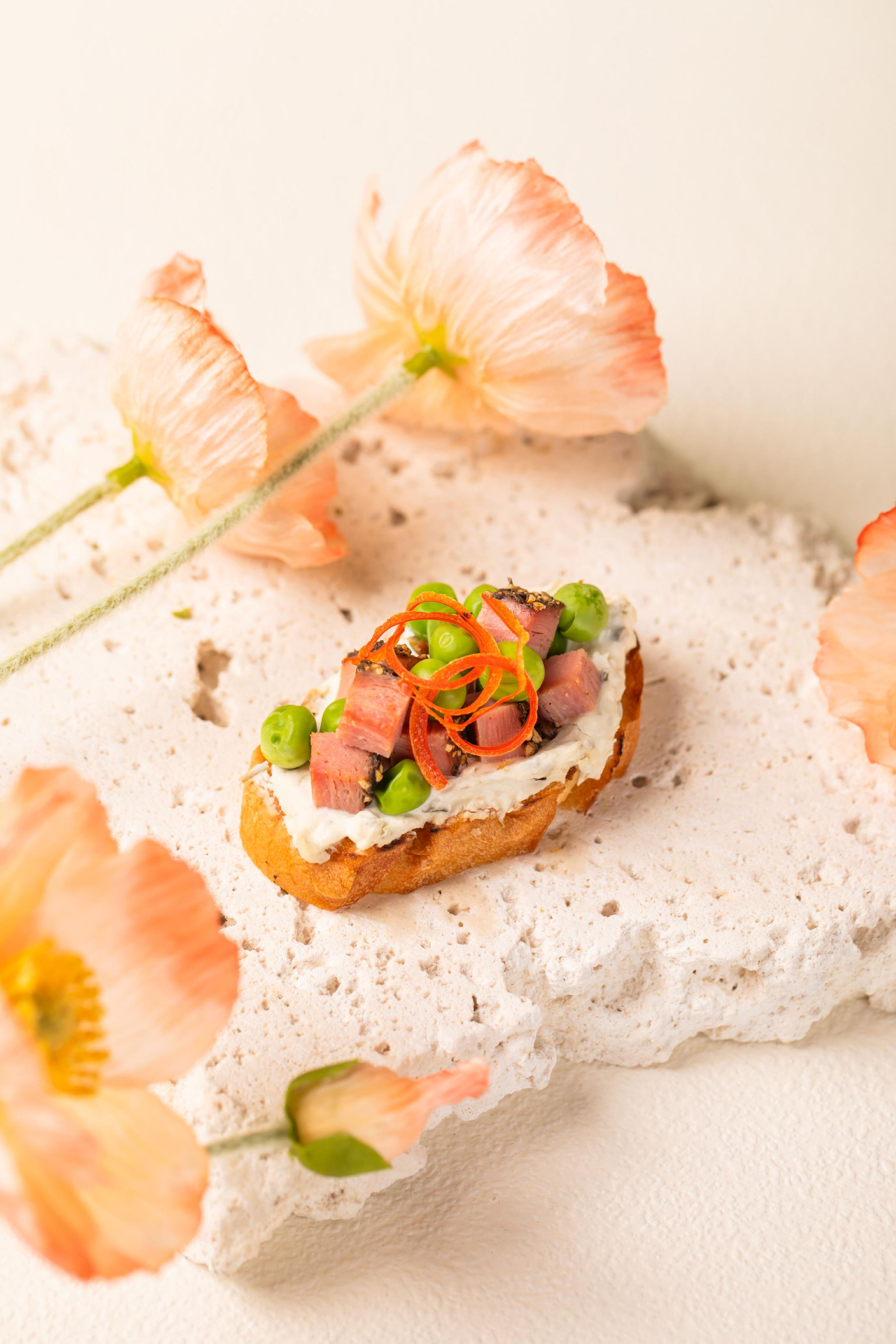 开放式烟熏三文鱼扒蔬菜三明治