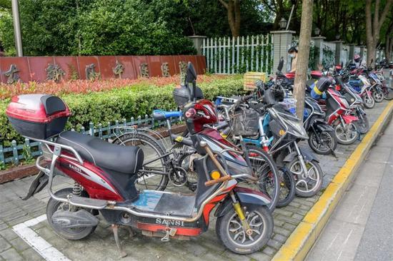 川沙新镇对区域内部分路段的非机动车停放区域改造