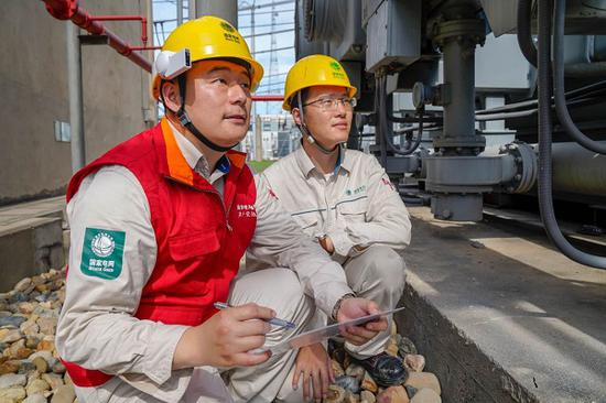 图说:国网上海电力运维检修人员冒着高温在500千伏黄渡变电站开展特巡