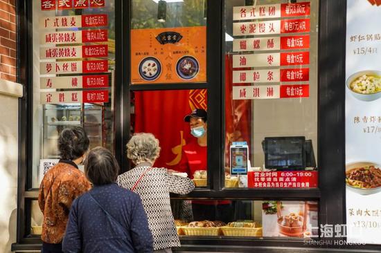 除了堂吃的点心,大富贵的门口还设有早餐点心外卖窗口,方便那些需要