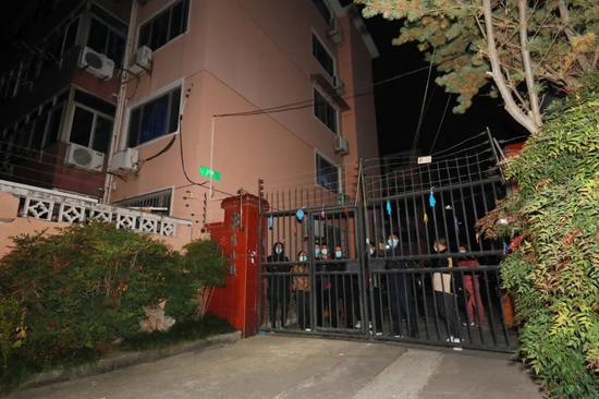 被封闭的新生小区.本文图片 上海发布