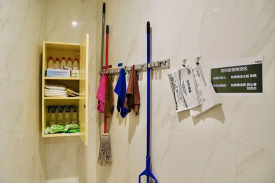 并加强对保洁人员的培训和管理,小虹看到储物间内,防疫物资分门别类
