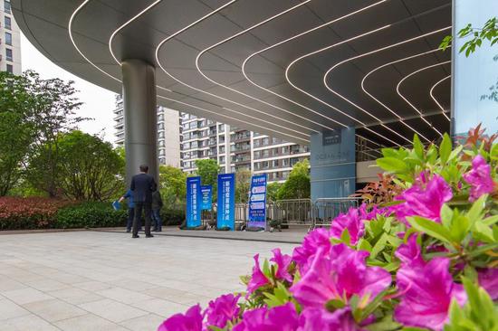 目前,浦东有3个大型集中接种点,分别为:南汇体育中心临时接种点,曹路