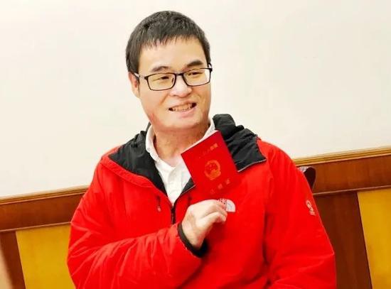 中国好邻居王海滨坚持做公益 康复以来每月看望烧伤患者