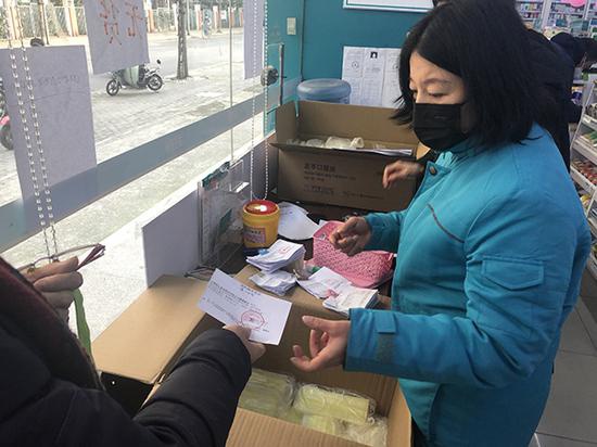 口罩来了一户买5个沪首批预约购买口罩已到市民手中