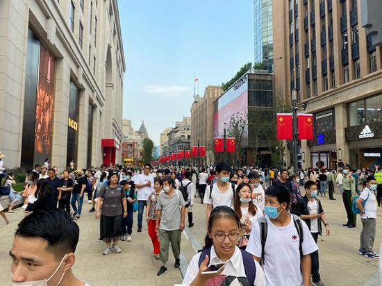 南京路步行街长假热度节节高 带动周边马路共享客流