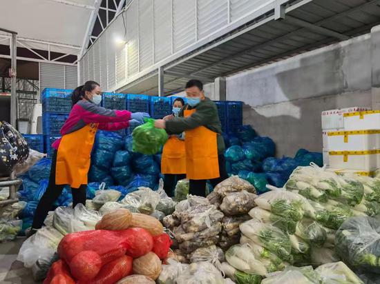 浦商农产品分拣中心工作人员作业现场