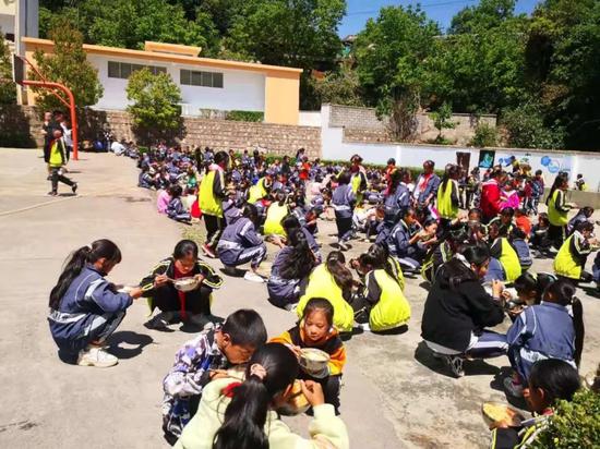 人数达500人次,参加义卖的小朋友主要来自于上海市虹口区伊甸卉幼儿园