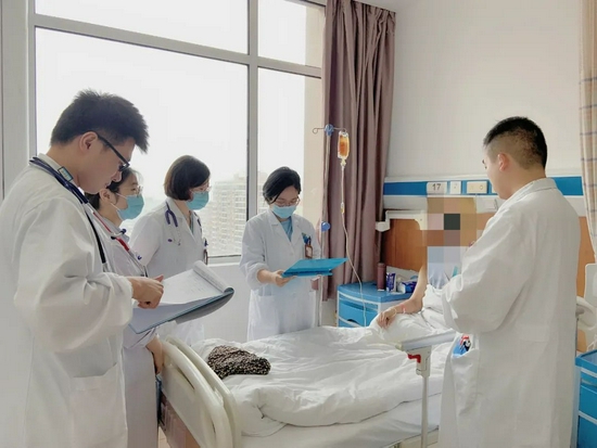 上海市中西医结合医院肾病科主任林钐(左四)在查房
