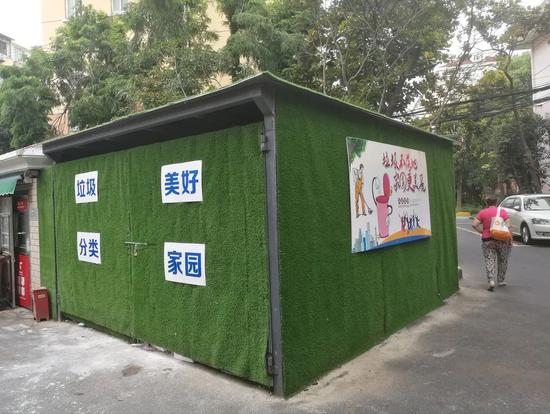 堆点设置全封闭的围挡和顶棚,安装喷淋装置,避免了清运时扬尘四起.