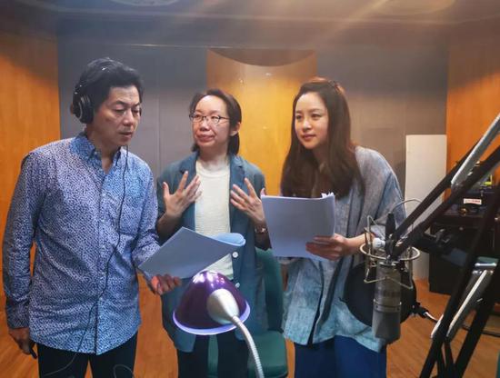 从左至右,符冲(饰周军),导演徐国春,吴静(饰张爷爷的女儿)