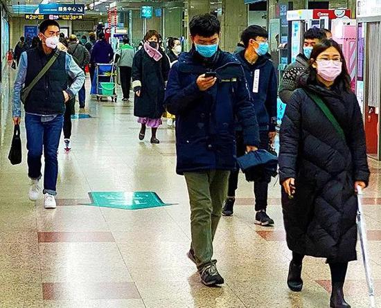 现在地铁内,街头上戴口罩出行的市民越来越多.种楠/图