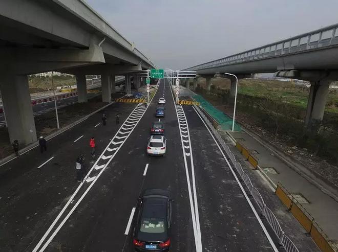 需要特别提醒的是:s3高速公路先期实施段主线不限外牌,而与之联接的