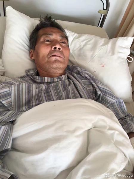 4月4日,这名男子晕倒在松江庙前街边,送到医院治疗却始终未找到其亲属