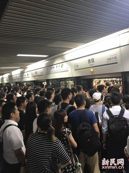 上海地铁2号线早高峰故障 网友:排队半小时未能上车