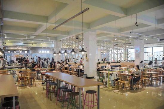 和普通学生食堂相比,新餐厅减少了100多个座位。这是为了创造一个较为舒适的就餐环境。 学校后勤总经理助理汤先生表示,餐厅有一个为期两周的试运营,试运营阶段出现的所有问题,食堂在试营业结束后会进行调整。 澎湃新闻(www.thepaper.cn)记者从校方获悉,该食堂以学校招标的方式交由餐饮公司承包,食堂设计及工作人员的选择都由餐饮公司负责。