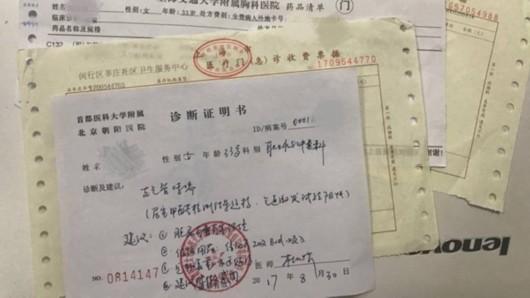 在排除了毛发,粉尘等过敏源后,医生和家人怀疑刘小姐的房屋可能存在