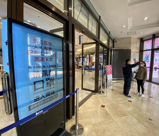 梅龙镇广场对进出商场的顾客测量体温