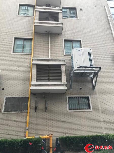 图说:燃气管道安装在外墙上 尹琛摄
