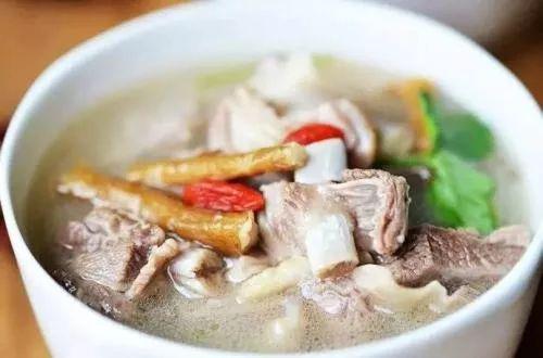 富含蛋白质,维生素和易于消化的食物,选择食材有黑豆,龙眼,香菇,羊肉