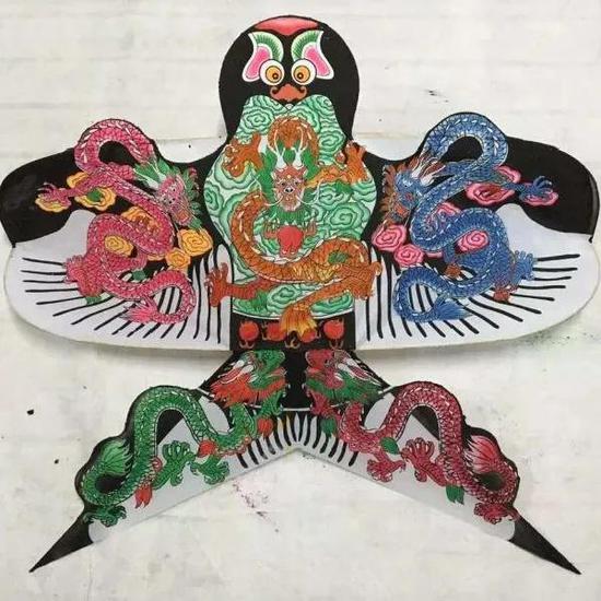 唤醒童年回忆的风筝在艺术集市中,你能看到多种非遗手工艺品!