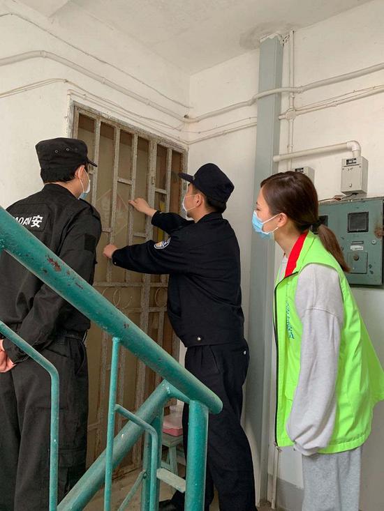 孤老因低血糖昏迷家中联系不上民警破门而入火速救人