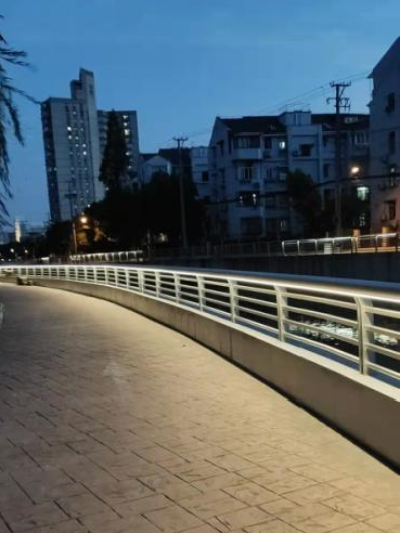 到了夜晚   夜幕下的护栏景观灯带   显得朦胧和温馨   与此前的