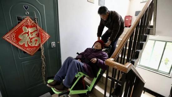 新福康里老人艰难上下楼.李永生 摄