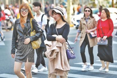 昨天的淮海中路街头,行人"乱穿衣". 均本报见习记者 赖鑫琳 摄