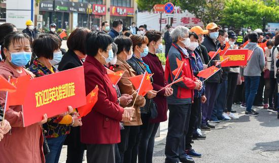 金山21名援鄂医疗队员解除隔离百姓手舞国旗夹道欢迎