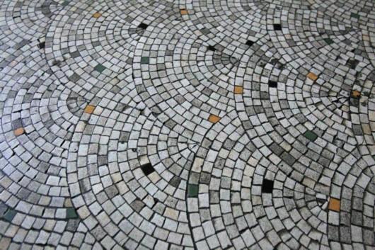 图片说明:外滩27号内彩色马赛克地面.