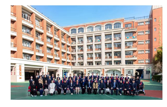 因身体原因，维洛未能参加毕业合照。为弥补遗憾，他被P进了右一位置。