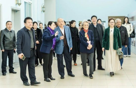 ▲会前，与会嘉宾参观校园和展览